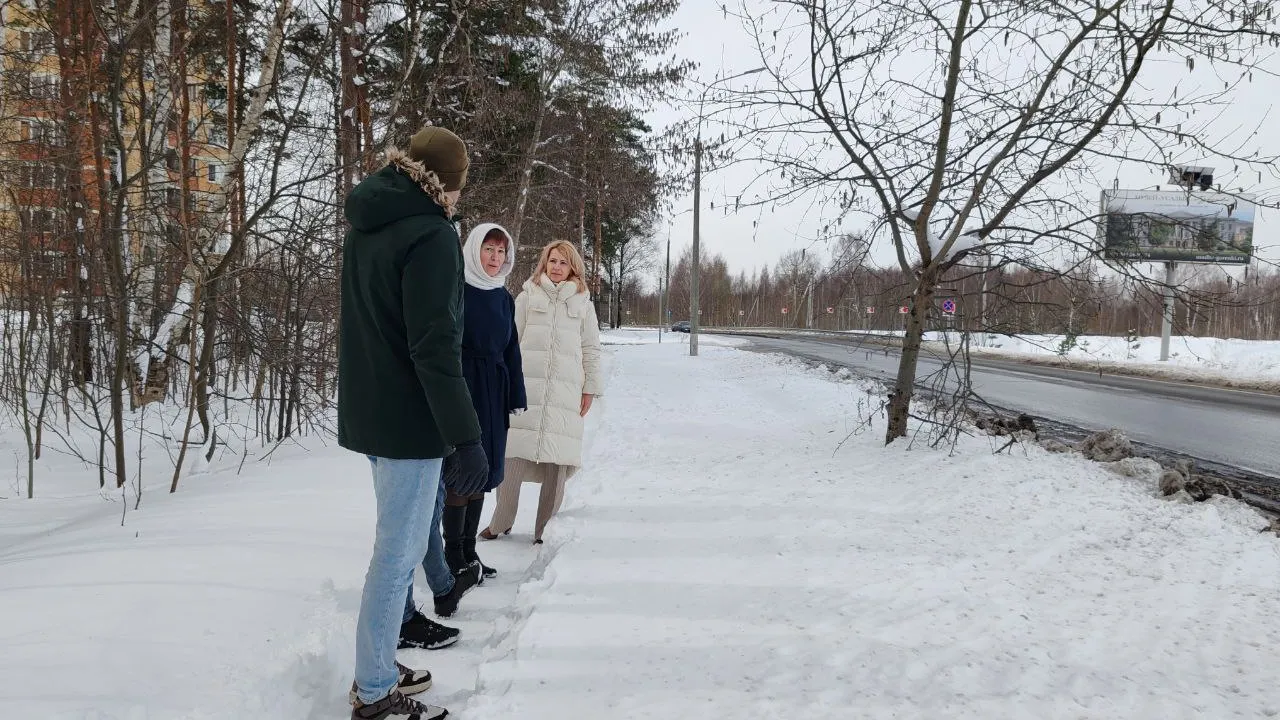 Замглавы администрации городского округа Черноголовки на обходе территории по благоустройству. Фото: пресс-служба администрации г.о. Черноголовка