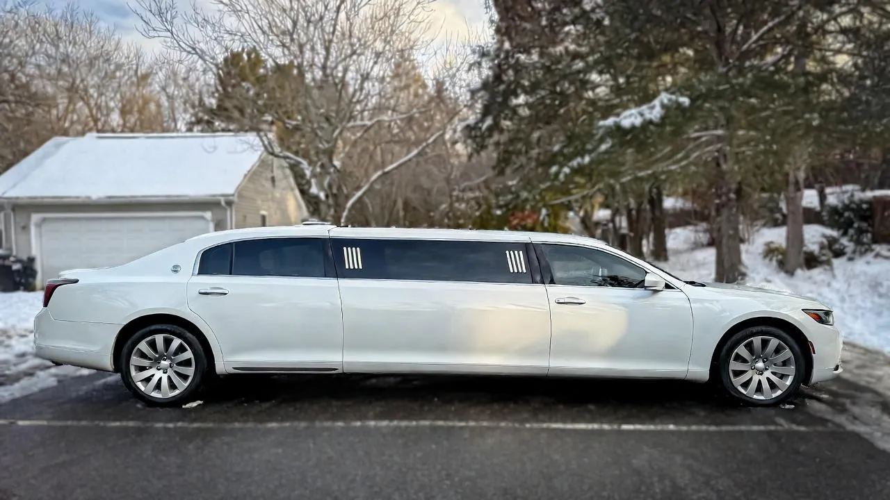 Лимузин в Малаховке занял сразу три парковочных места и удивил местных жителей