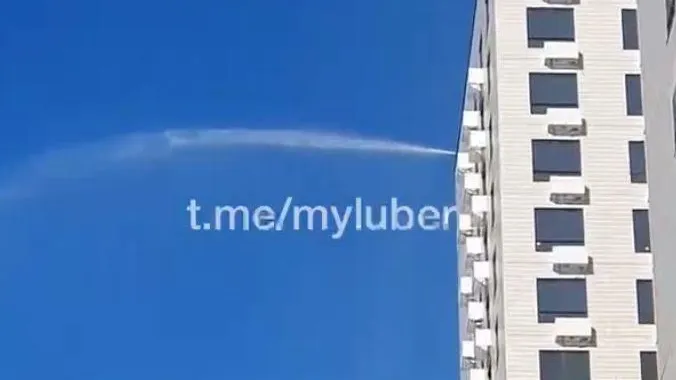 Мощная струя воды из высотки залила прохожих и машины в Люберцах