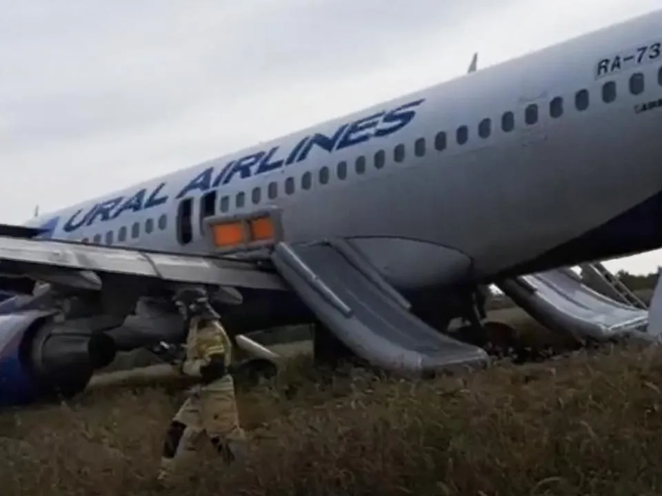 «Психологическое состояние людей требует наблюдения»: что творится в пункте размещения пассажиров севшего в поле Airbus