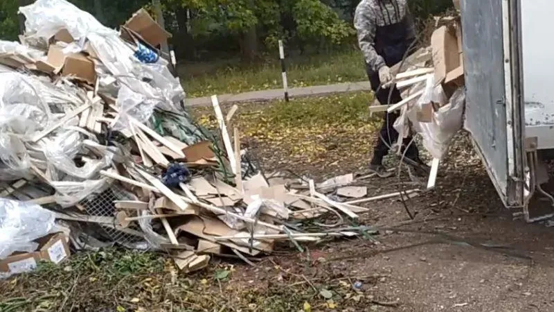 Неизвестные завалили строительным мусором контейнерные площадки в Пушкино