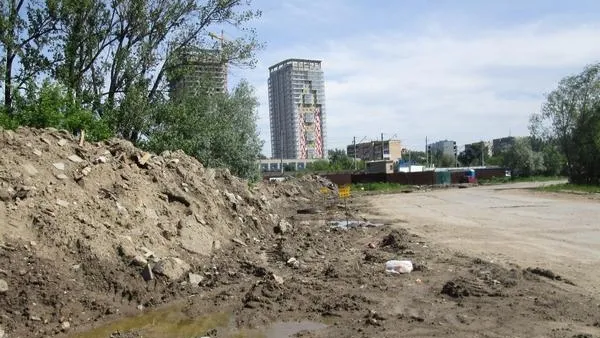 С пустыря в Красногорске вывезли 150 кубометров мусора