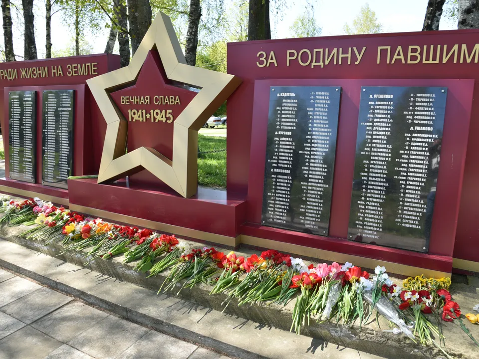 Памятник павшим защитникам Отечества в деревне Ушаково. Фото: МедиаБанк Подмосковья/Владимир Останин