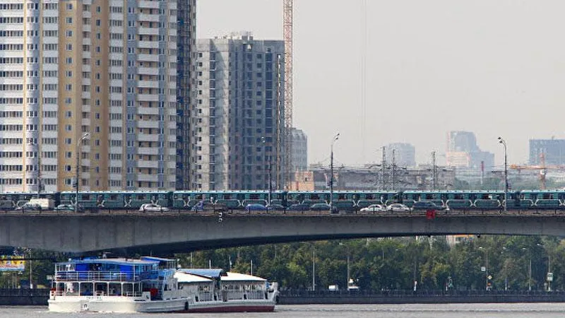 В Москве на Воробьевых горах подтопило пешеходные дорожки