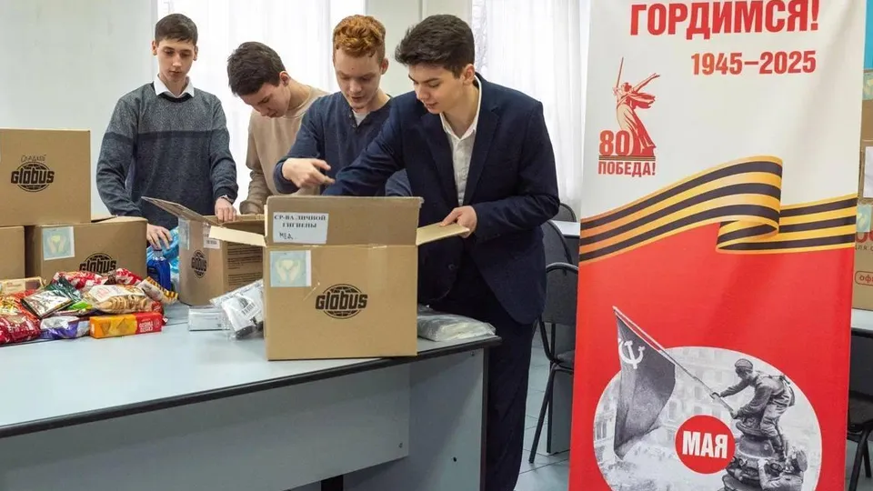 Ученики седьмой школы пакуют гумпомощь. Фото: пресс-служба администрации г.о. Реутов