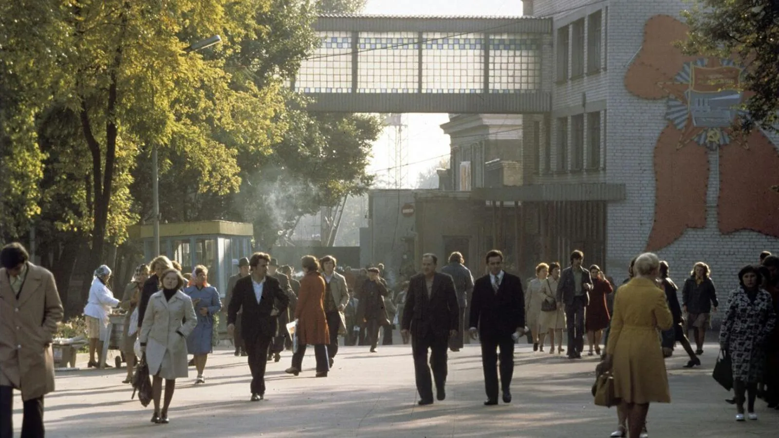 Работники идут домой после смены на заводе, Днепропетровск. Борис Приходько