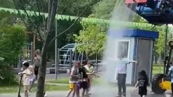 Маленькие жители Реутова с радостью искупались в фонтане поливальной машины