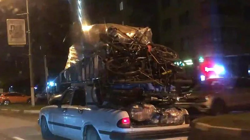 «Волга» с гигантским грузом на крыше шокировала водителей в Химках 