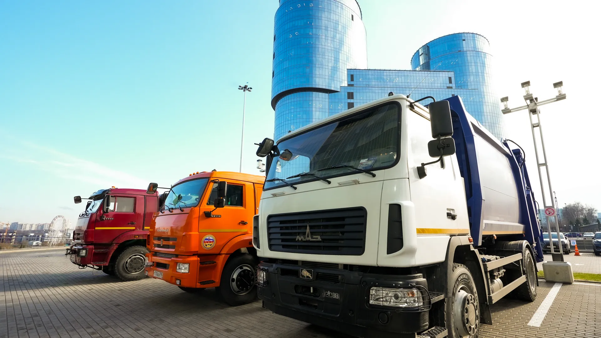 В рамках форума перед Домом Правительства прошла выставка коммунальной техники