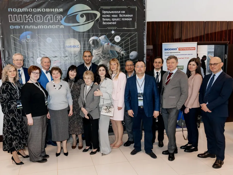 Участники Подмосковной школы офтальмологов с главным врачом Подольской больницы Варданом Геворкяном (третий слева в заднем ряду) и руководителем отделения Алексеем Егоровым (пятый справа). Фото: пресс-служба ПОКБ