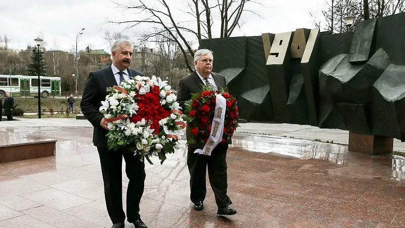 Посол США в РФ возложил венок к мемориалу в Сергиевом Посаде