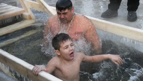 Педиатр рассказала, как подготовить ребенка к крещенским купаниям