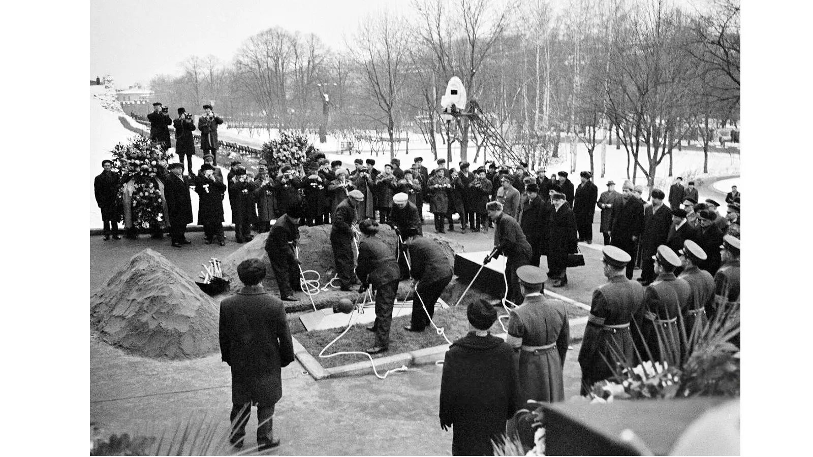 Церемония захоронения у Кремлевской стены останков неизвестного солдата, павшего в битве под Москвой. Анатолий Гаранин