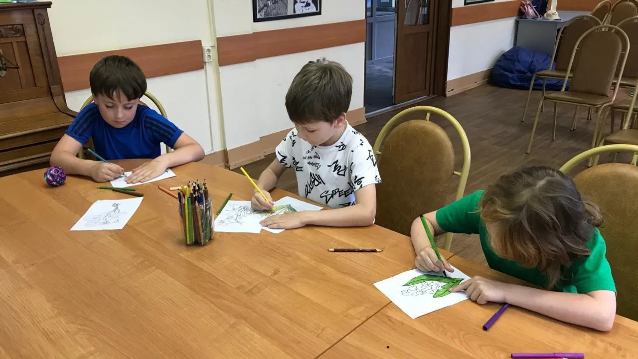 Конкурс детского рисунка «Давайте беречь природу» прошел в городском округе Дзержинский