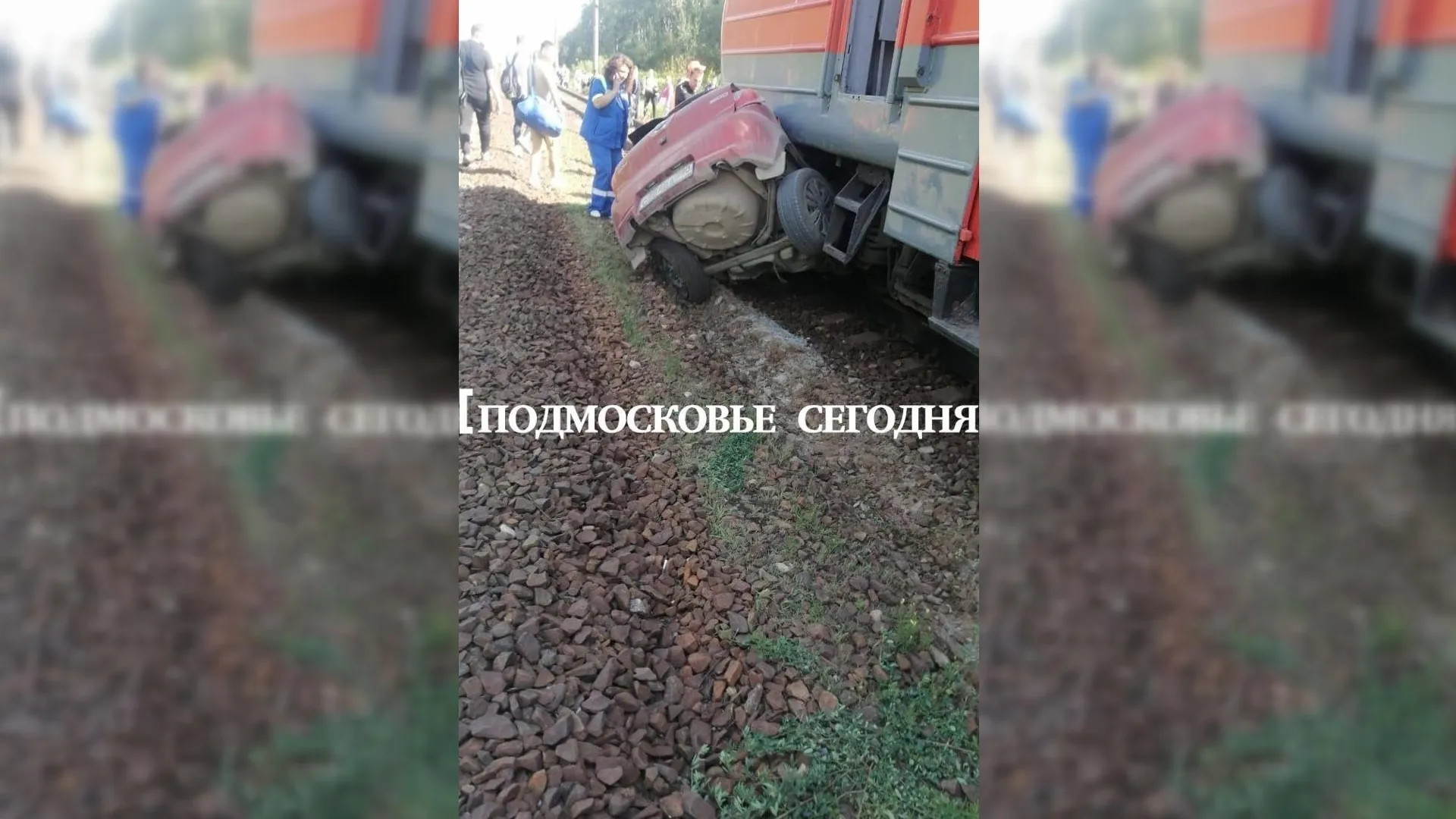 Водитель легковушки погиб после столкновения с электричкой в Подмосковье