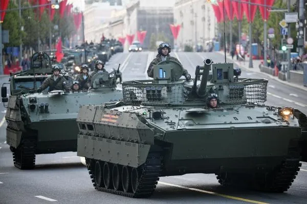 Боевая машина десанта БМД-4М (справа) и бронетранспортер БТР-МДМ «Ракушка» на репетиции парада в Москве в честь 80-й годовщины Победы в Великой Отечественной войне
