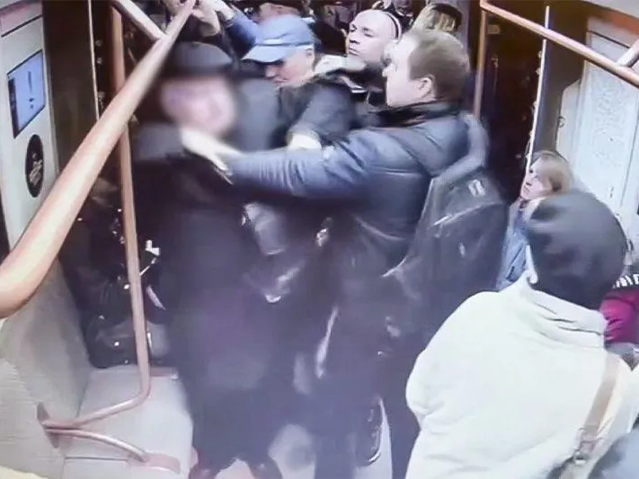 Химический ожог у нескольких пассажиров: дебошир распылил перцовый баллончик в метро и был задержан