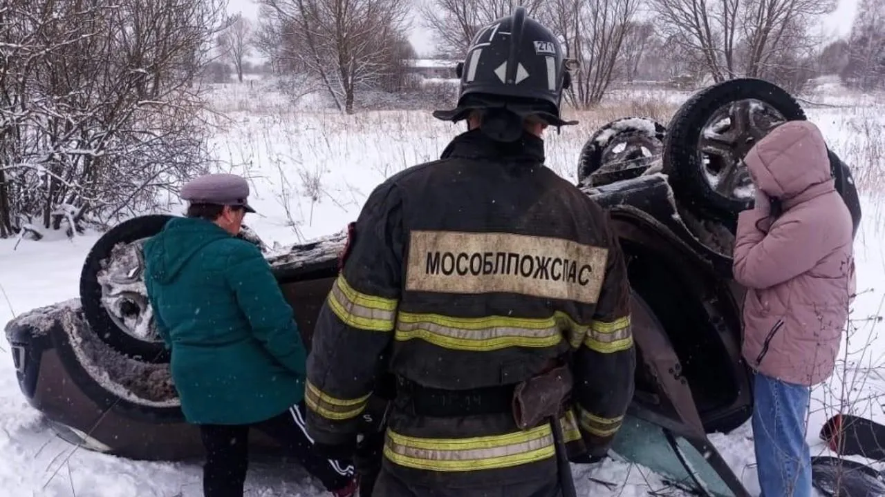 Работники ГКУ МО «Мособлпожспас» помогли пожилой женщине, пострадавшей в ДТП