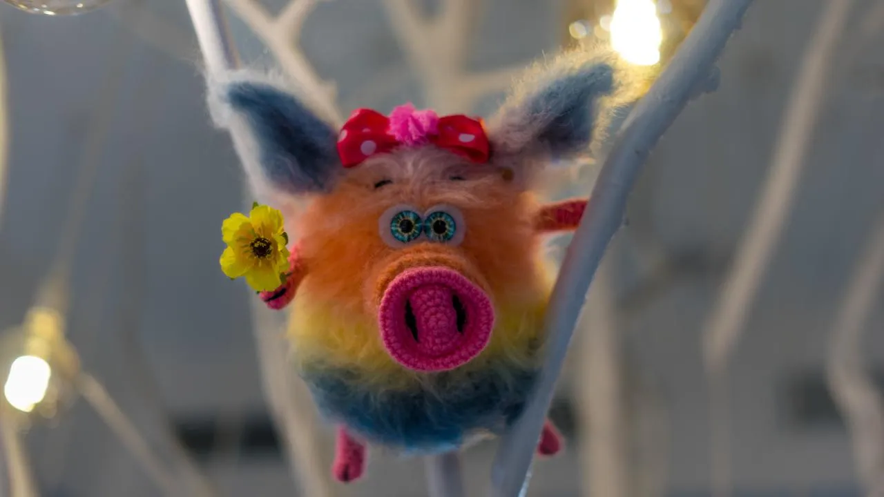 Куст вместо ели: в Орехово-Зуеве «вырастили» необычное дерево с лабубу, лисами и зайцами