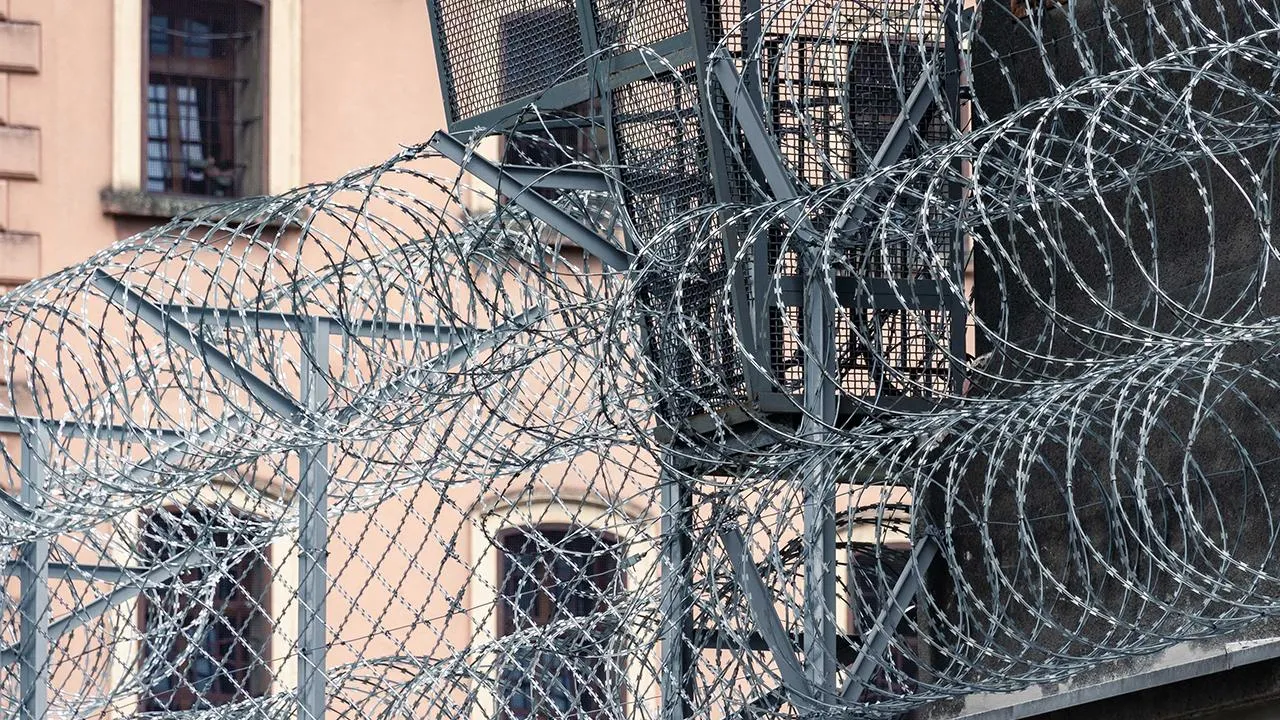 Жителя Питера отправили в СИЗО за расклеивание террористических листовок