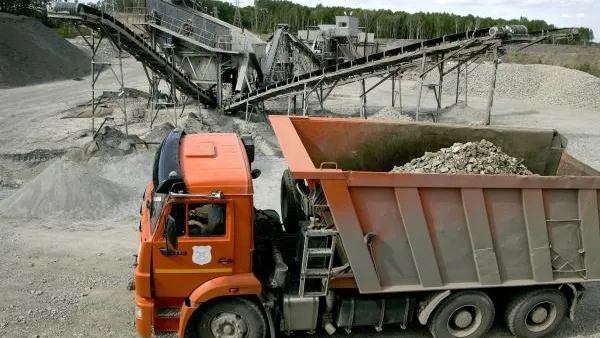 Грузовик перевернулся возле аэропорта Внуково