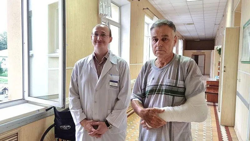 Коломенские врачи спасли мужчине руку, перерезанную бензопилой