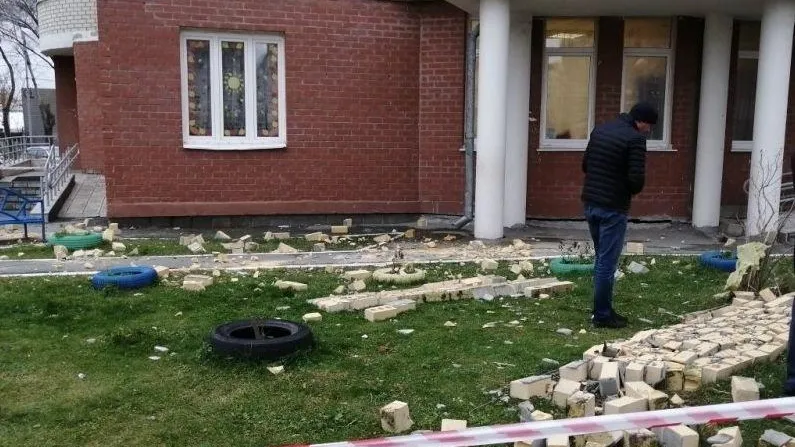 В Екатеринбурге обрушилась часть стены в многоэтажке