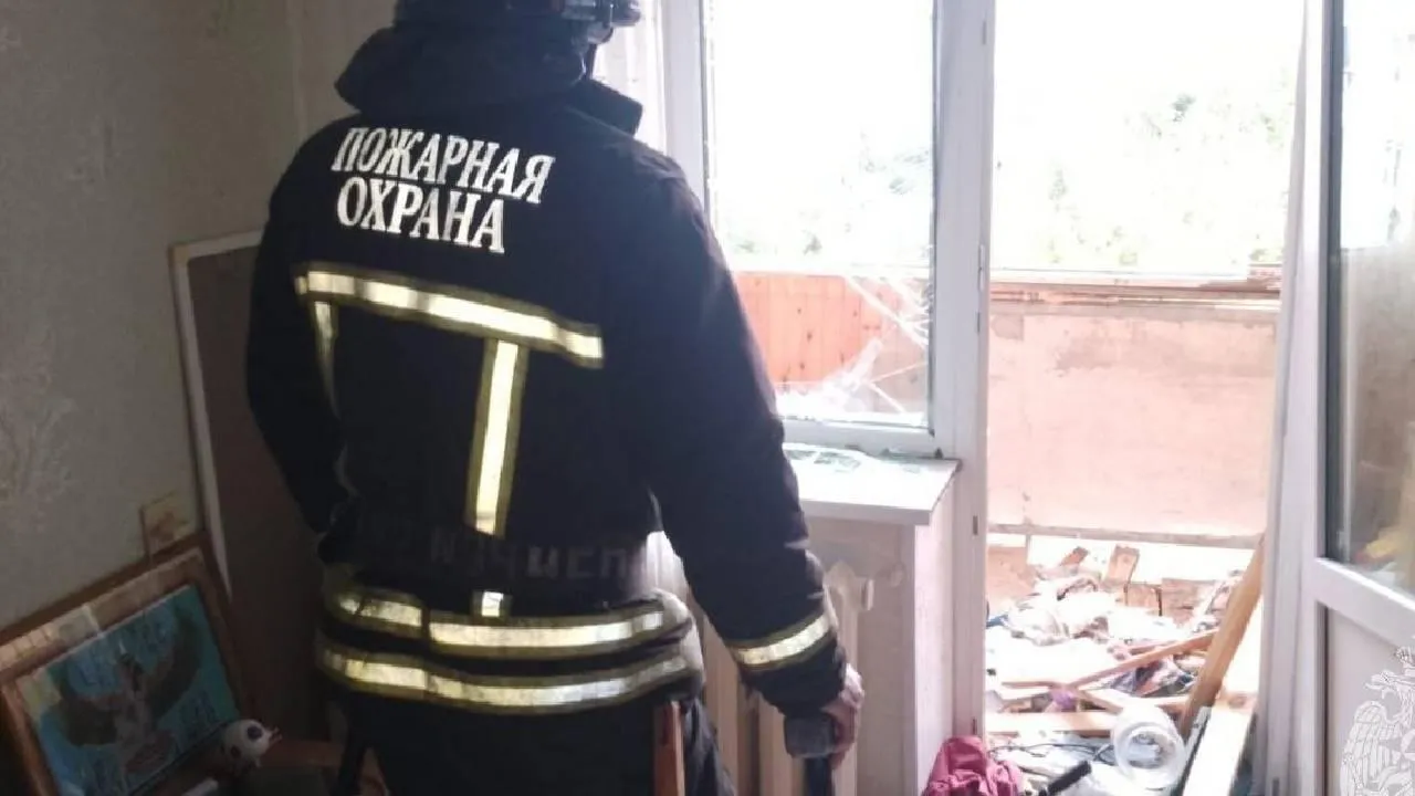 Сдвинута бетонная плита: в многоэтажном доме в Уфе произошел взрыв