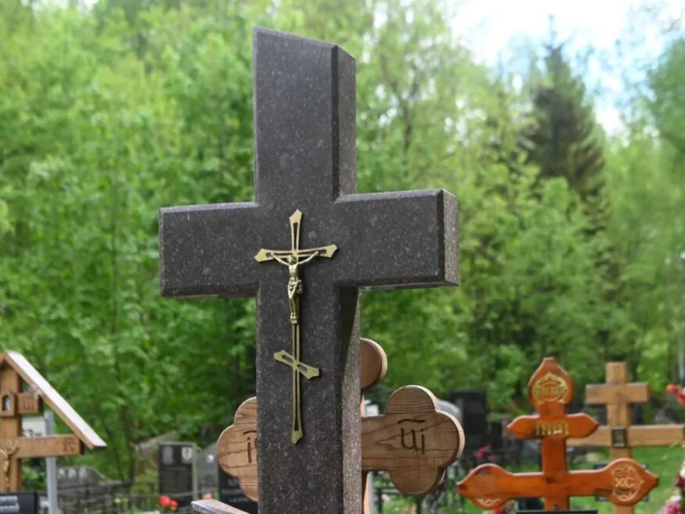 «Люди потом умирают»: выяснилось, почему нельзя фотографироваться на кладбище