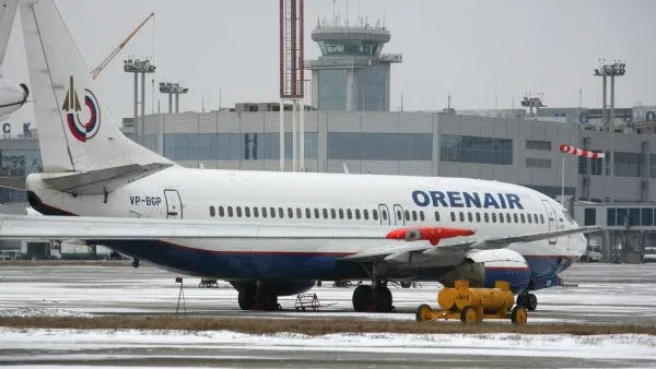 Экипаж самолета Orenair получил госнаграды за посадку с неисправным двигателем