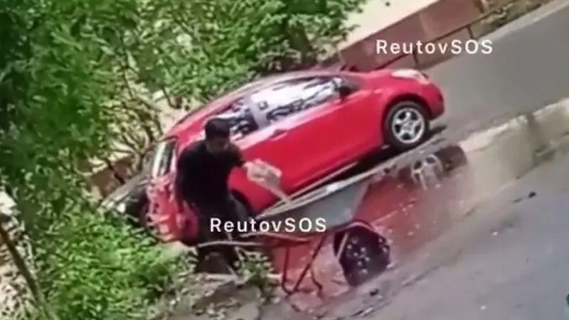 Дворник, который вычерпывал лужу банкой, позабавил жителей Реутова