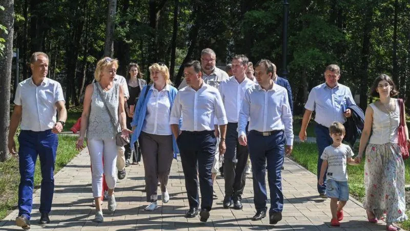 Воробьев проверил благоустройство набережной в Дубне