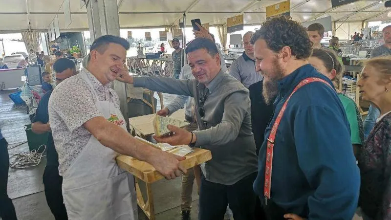 Особая продукция. Губернатор Подмосковья пообщался с участниками фестиваля «Сыр. Пир. Мир»