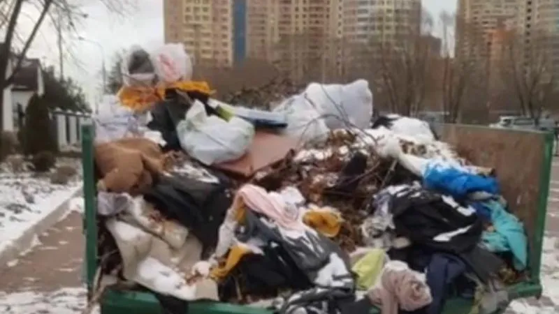 Помойка, полная одежды, у церкви в Реутове смутила жителей