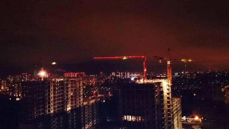 Около 270 башенных кранов МО украсили огнями к праздникам