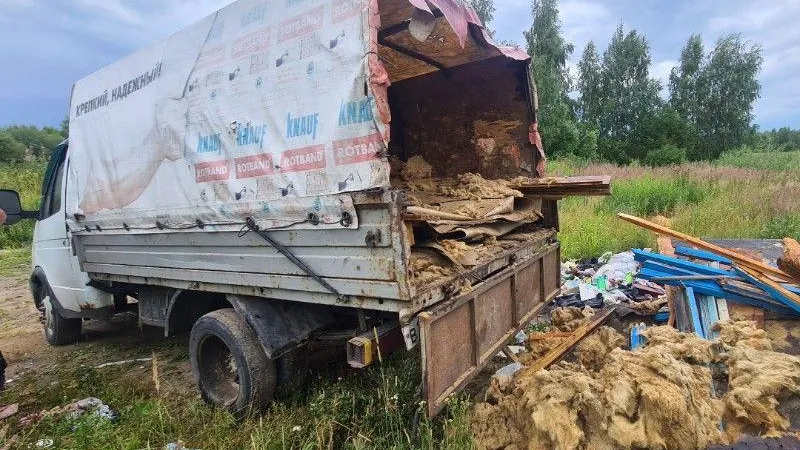 В Подмосковье задержана газель, вываливающая в лес мусор