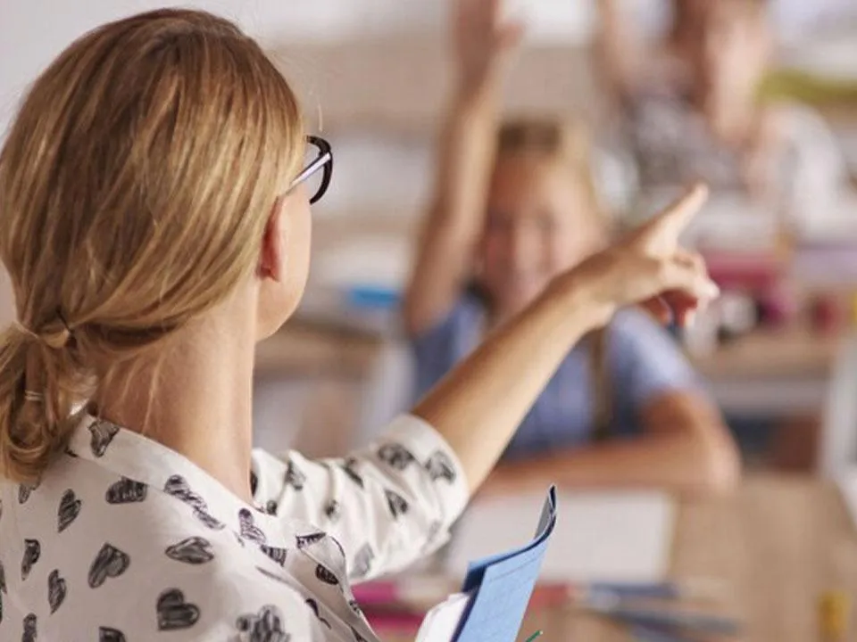 Получат по заслугам: в России предложили больше платить особенно активным учителям