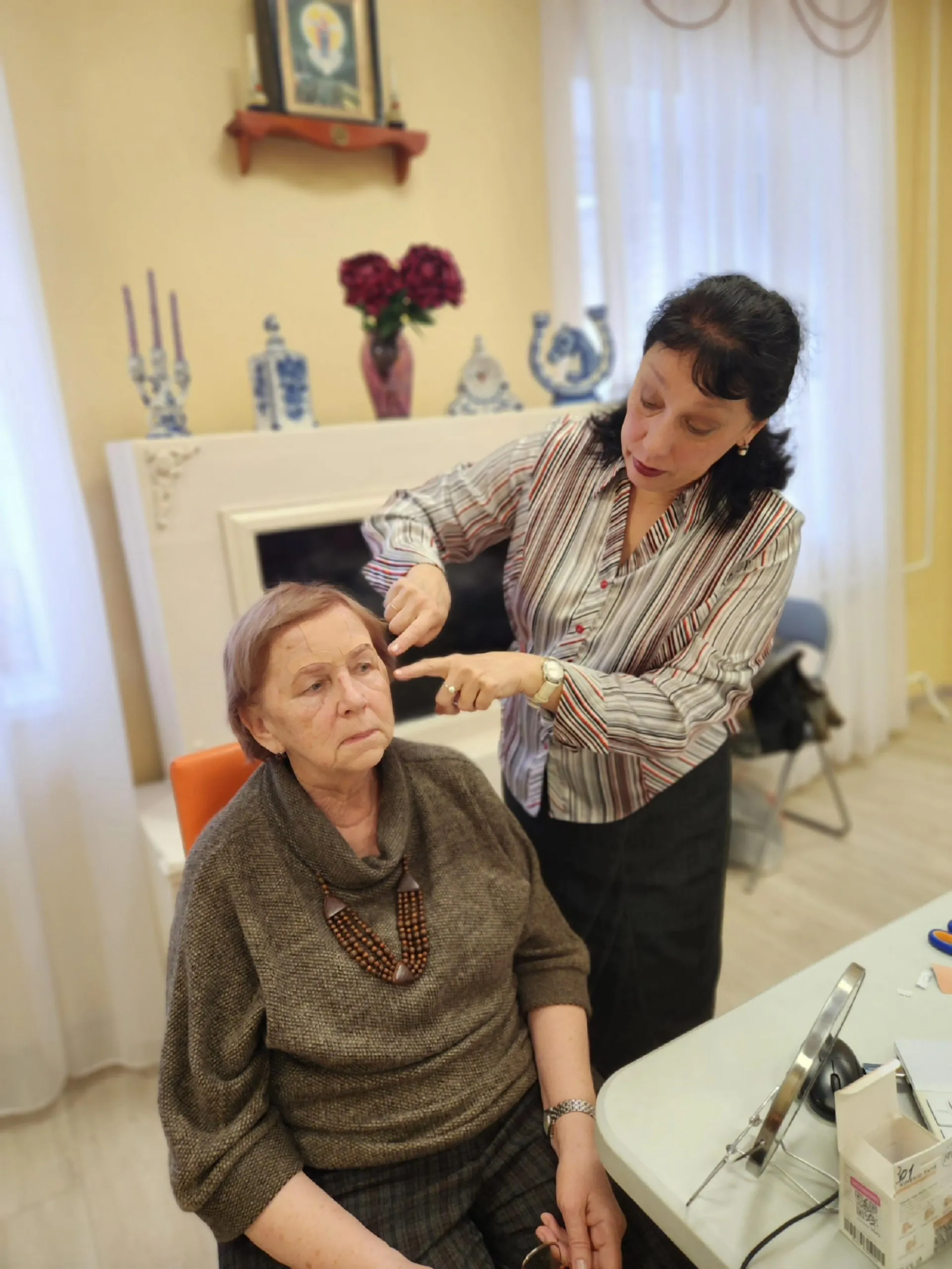 Татьяна Туленкова ведет занятия. Фото: клуб "Активное долголетие"