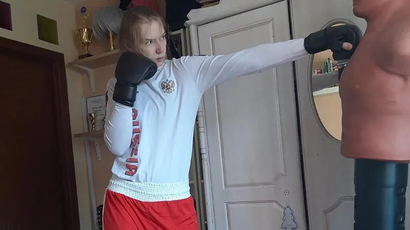 17-летняя боксер из Красноармейска на карантине тренируется, играет на гитаре и пишет книги
