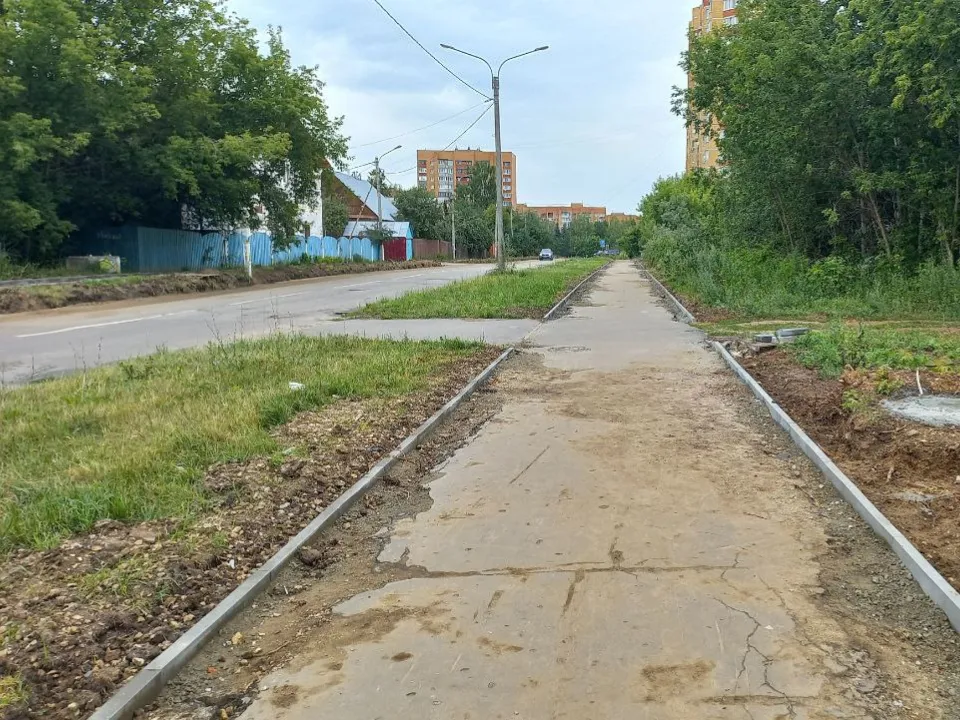 Ремонт тротуара на улице Золотухи. Фото: REGIONS/Олег Книжник