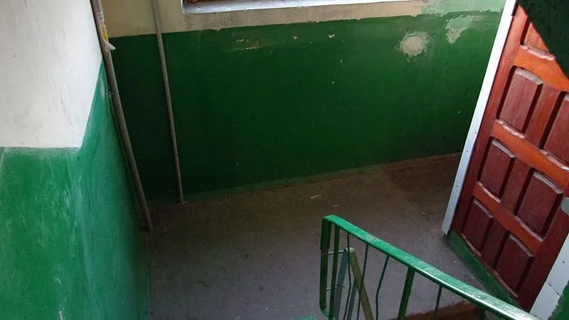 Полуразложившийся труп неизвестного бродяги обнаружили в подъезде жители Химок