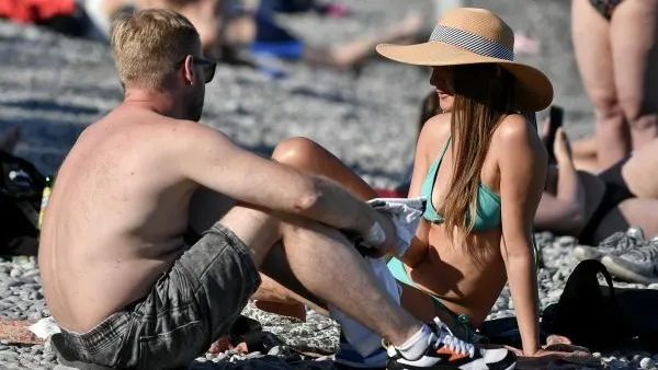 Психолог Наумова перечислила преимущества и недостатки курортного романа