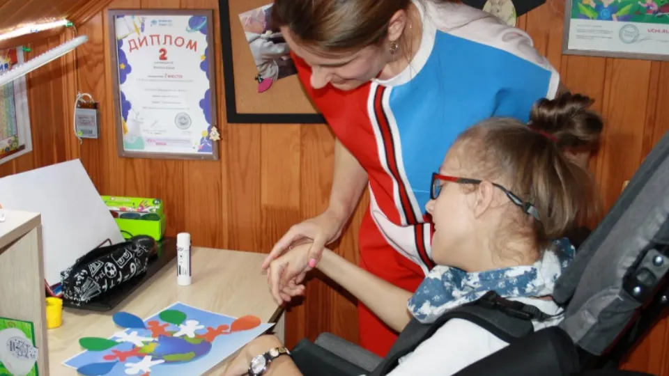 Психолог ГБУ МО «ЦИСС» Екатерина Захарова проводит творческое занятие с Дашей Фатеевой. Фото: ГБУ МО «Центр инноваций социальной сферы»