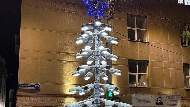 Оригинальная елка из списанных светильников «выросла» в Уфе перед Новым годом