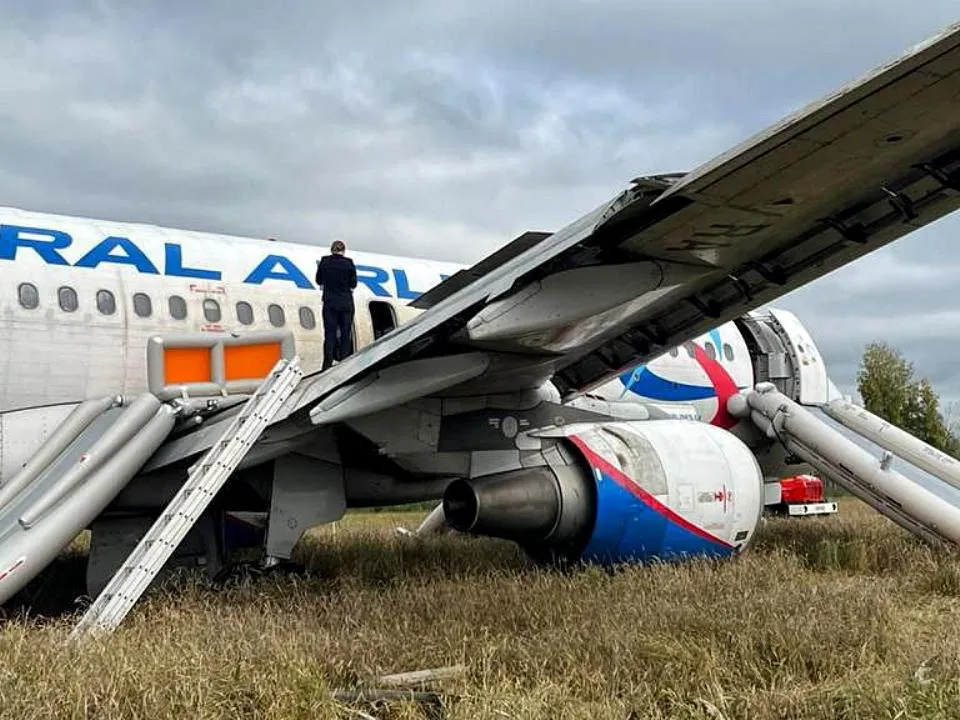 «Проверят и вернут в строй»: авиаэксперт рассказал о дальнейшей судьбе экстренно приземлившегося в поле Airbus