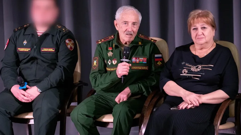 На снимке слева направо: ветеран боевых действий старший лейтенант дивизии, Валерий Нечай и Ольга Репина. Фото: администрация г.о. Реутов