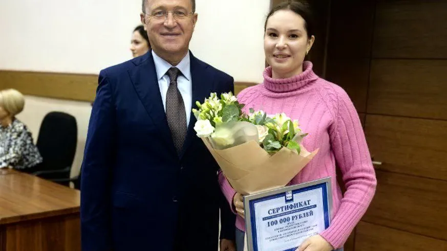 Врач-педиатр Екатерина Табакова (слева) и глава Богородского г.о. Игорь Сухин/Фото: Богородский Медиацентр