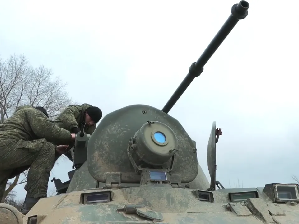 Боец-механик СВО рассказал, как на огромной скорости уезжал на броневике от вражеского дрона