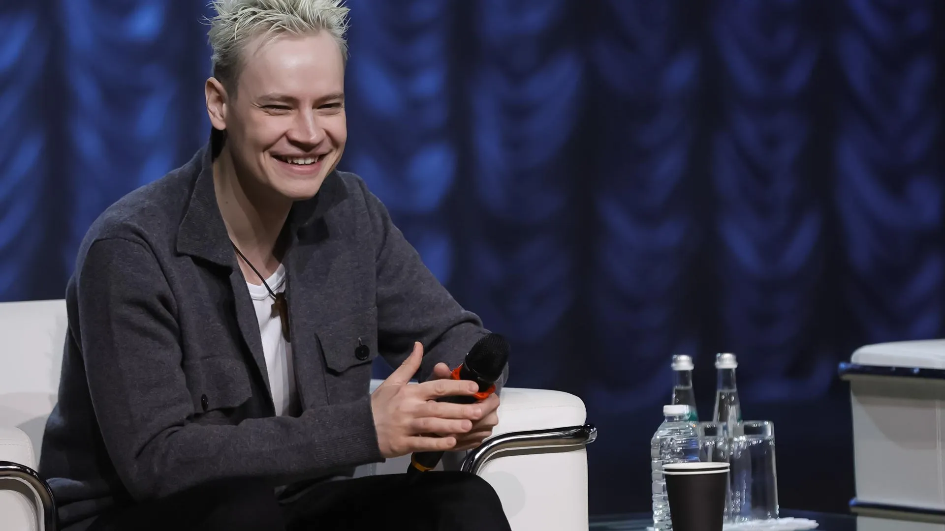 «Веди себя прилично»: Цыганова обрушилась на SHAMANа