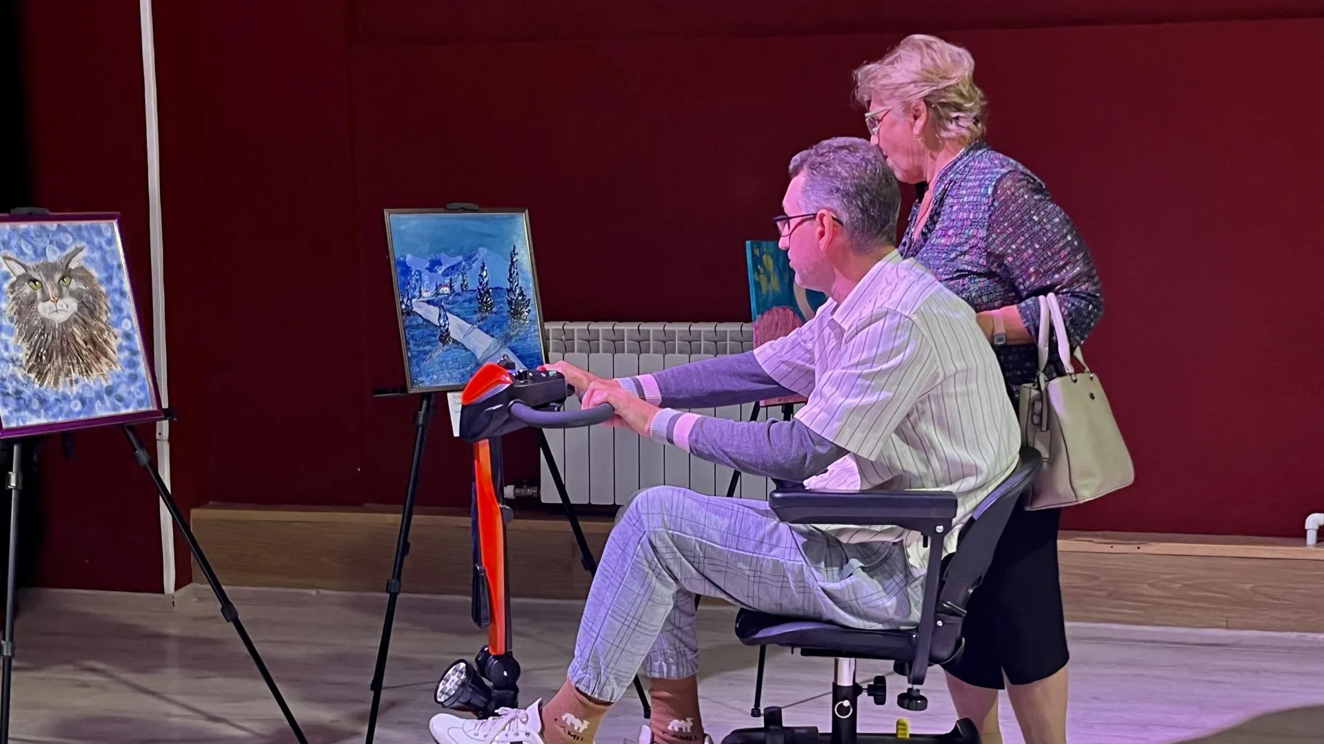 На фото : Константин Богомолов рассматривает картины Димы КорягинаАвтор : Анна Тюрюмина